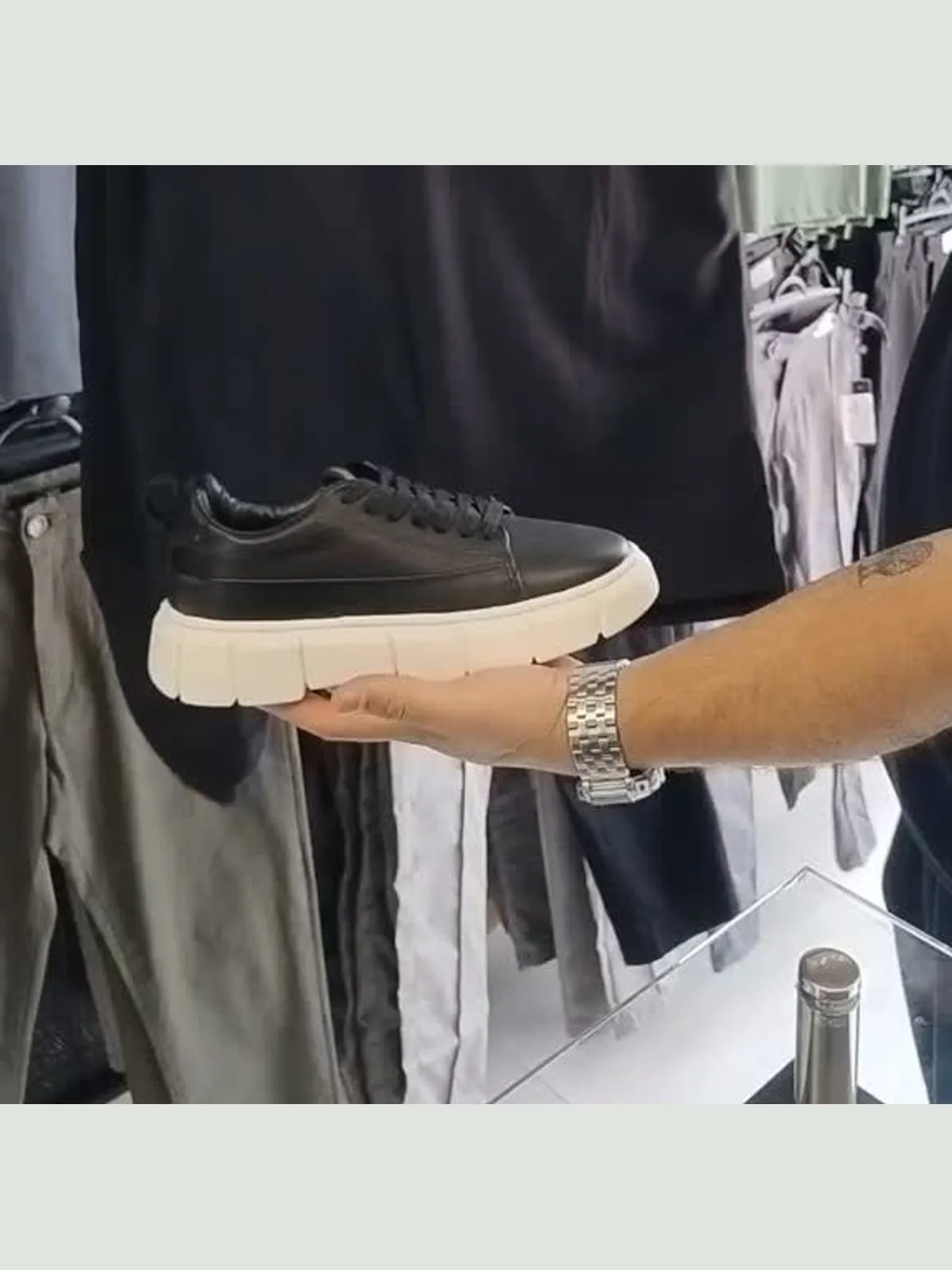 Tênis casual couro preto, sola creme, foto 1 de 2