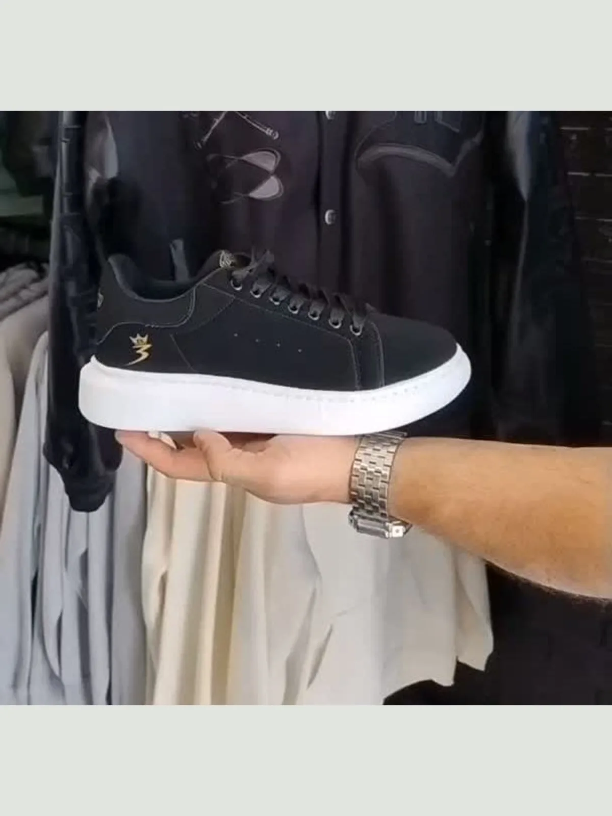 Tênis casual preto, sola branca, foto 1 de 2